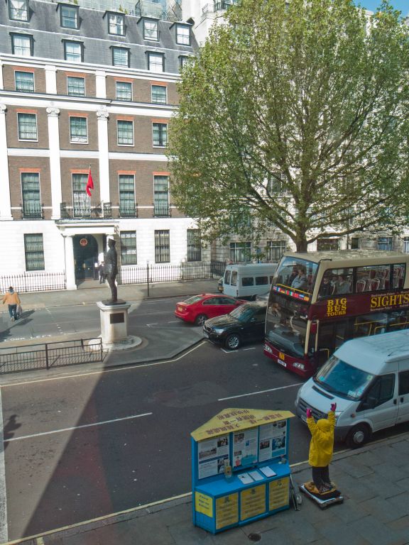 A Fulon Gong Activist appeals to the Chinese Embassy in London.